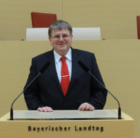 Am Rednerpult im Landtag