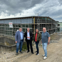 v.l.: MdL Harry Scheuenstuhl, Uffenheims Bürgermeister Wolfgang Lampe, Bernhard Schurz und Herbert Kropstat vor dem teilsanierten Hallenbad Uffenheim